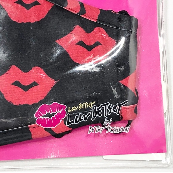 BETSEY JOHNSON Kiss Love Lips Roses FACE MASK‎ SET - Picture 4 of 6